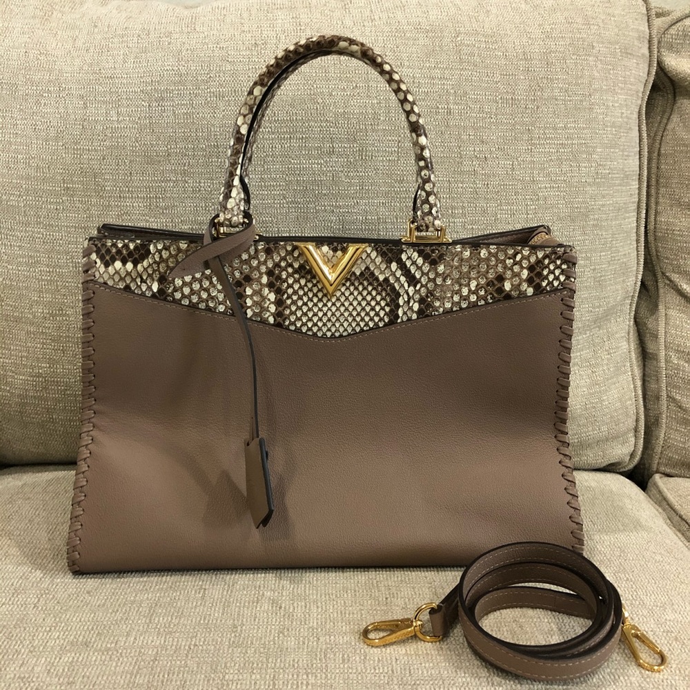 Louis Vuitton VERY ZIP. TOTE TAUPE